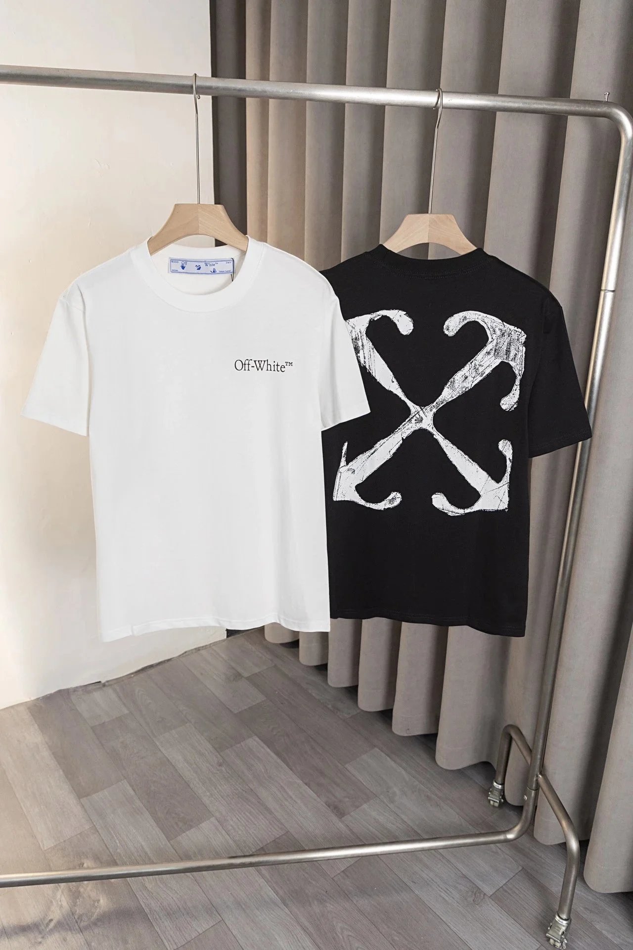 Off-White T-Shirt with Logo and Crossed Arrows Design